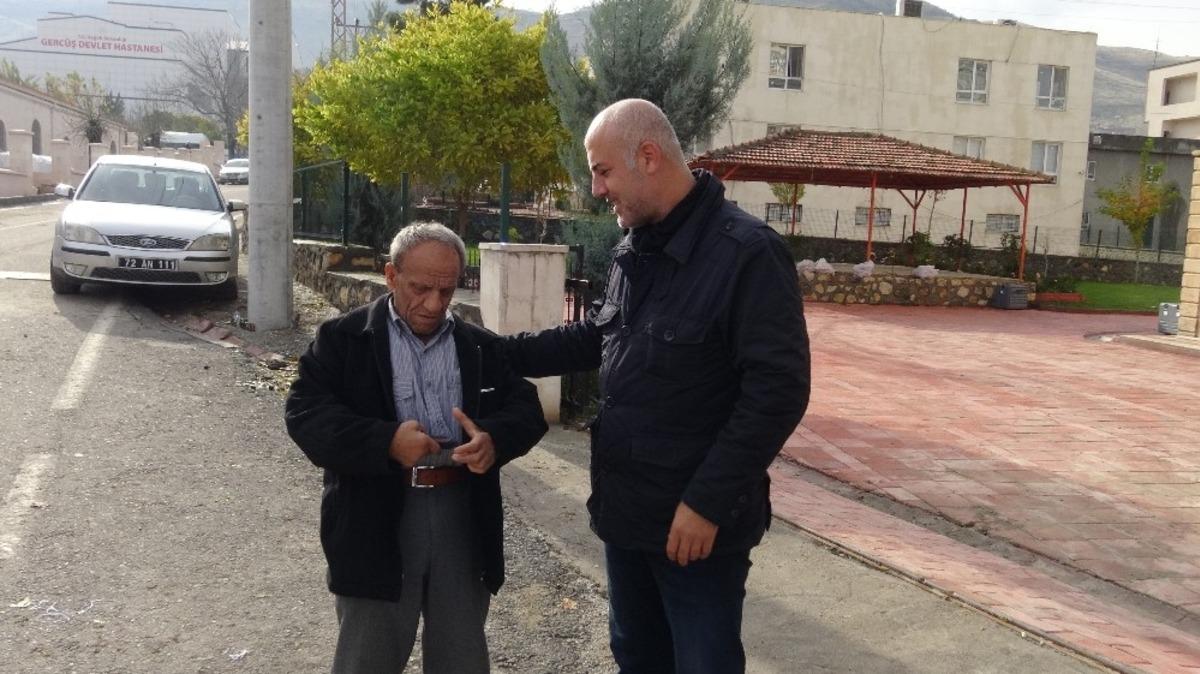 Yolda bulduğu para dolu c&uuml;zdanı sahibine teslim etti