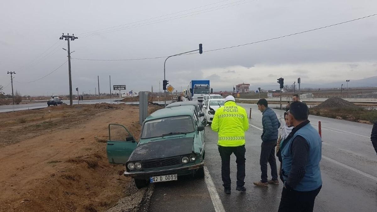 Konya&rsquo;da 4 ara&ccedil;lı zincirleme trafik kazası
