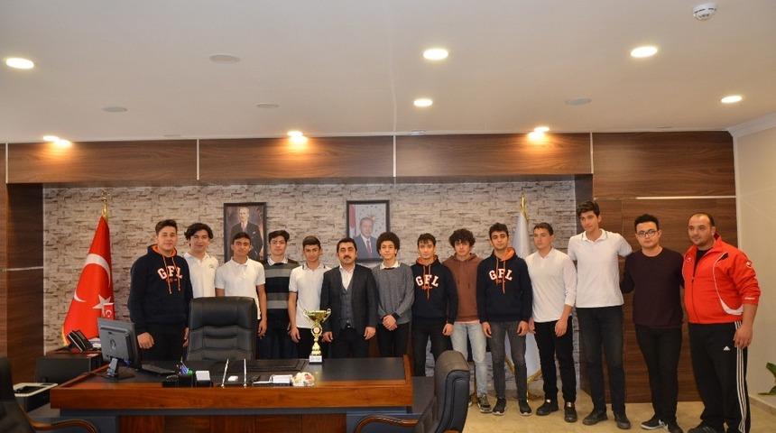 Kaymakam Coşkun, şampiyon g&uuml;reş&ccedil;ileri ağırladı