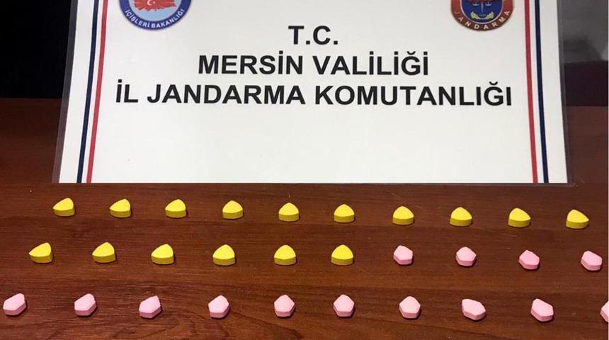 Jandarmanın kovaladığı otomobilden poşetle uyuşturucu attılar