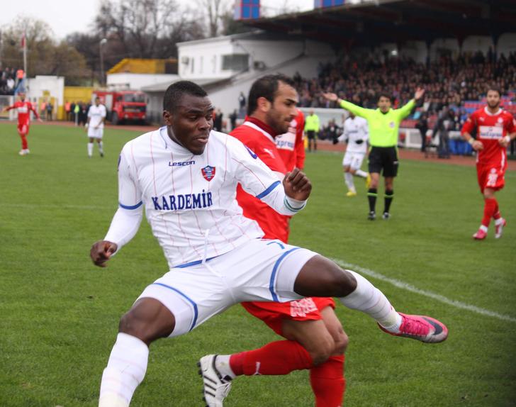 Fenerbahçeli eski futbolcu Emenike Türkiye'ye geri dönüyor G2