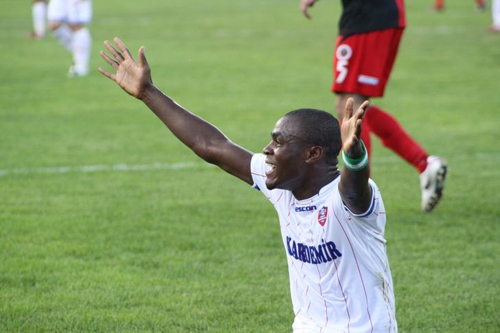 Fenerbahçeli eski futbolcu Emenike Türkiye'ye geri dönüyor G3