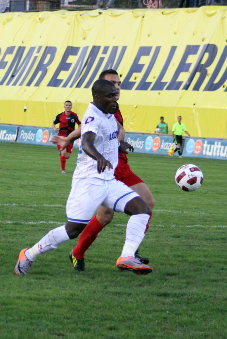 Fenerbahçeli eski futbolcu Emenike Türkiye'ye geri dönüyor G4