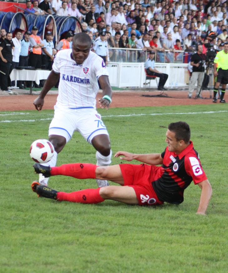 Fenerbahçeli eski futbolcu Emenike Türkiye'ye geri dönüyor G5