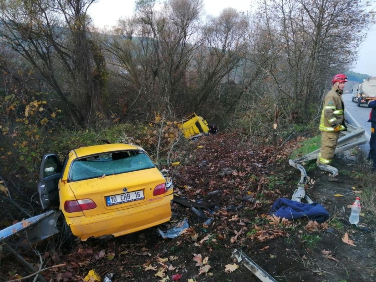 TIR ile &ouml;zel ara&ccedil; şarampole u&ccedil;tu: 4 kişi yaralandı