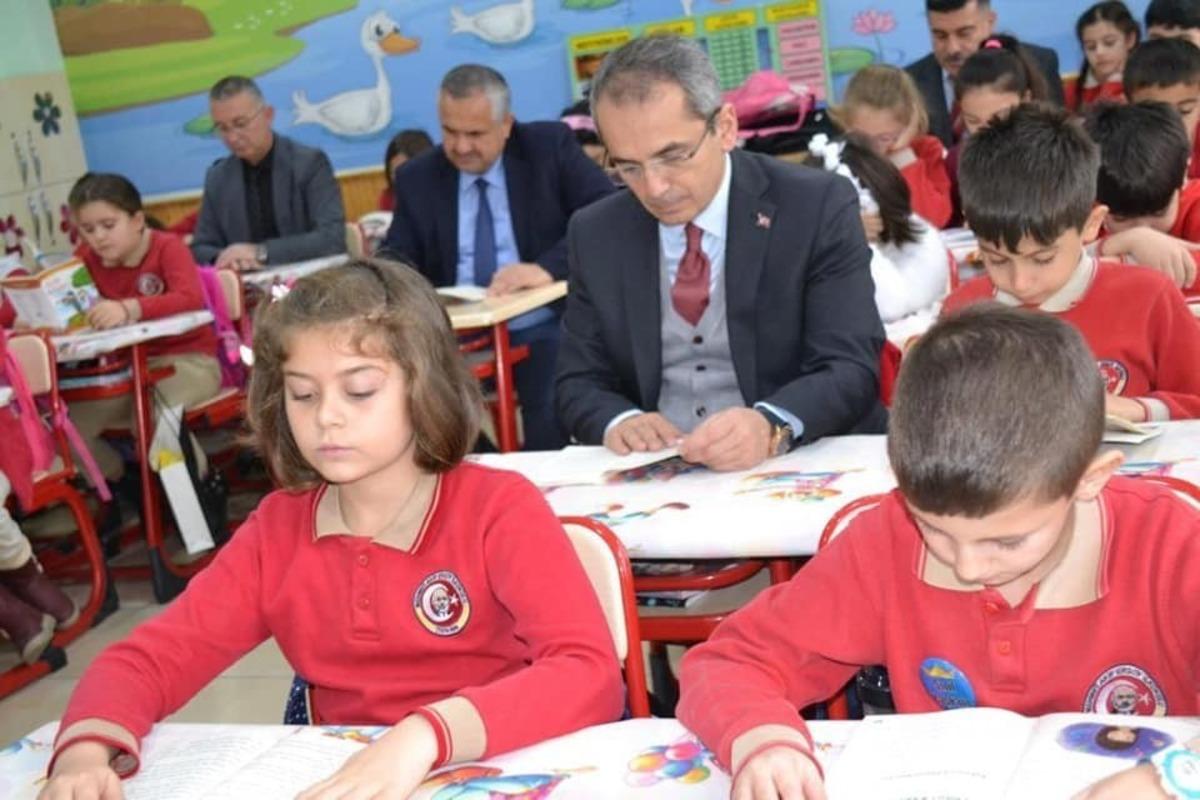 Kaymakam Pişkin, &ouml;ğrencilerle kitap okudu