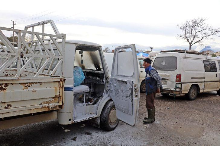 Halk pazarında park halindeyken yanan kamyonet, paniğe neden oldu G1