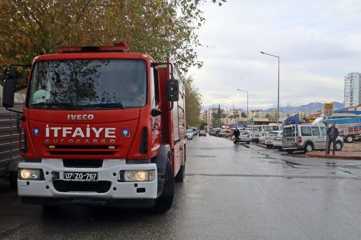 Halk pazarında park halindeyken yanan kamyonet, paniğe neden oldu G2