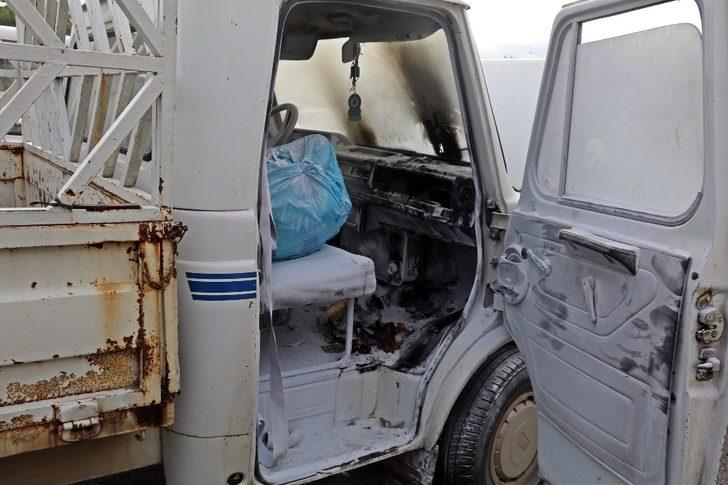 Halk pazarında park halindeyken yanan kamyonet, paniğe neden oldu G3