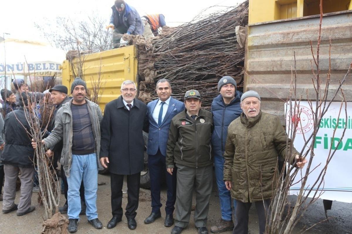 İn&ouml;n&uuml;&rsquo;de 15 bin meyve fidanı dağıtıldı