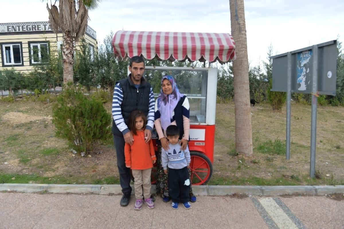 Simit arabası &ccedil;alınan engelliye B&uuml;y&uuml;kşehir Belediyesi el uzattı
