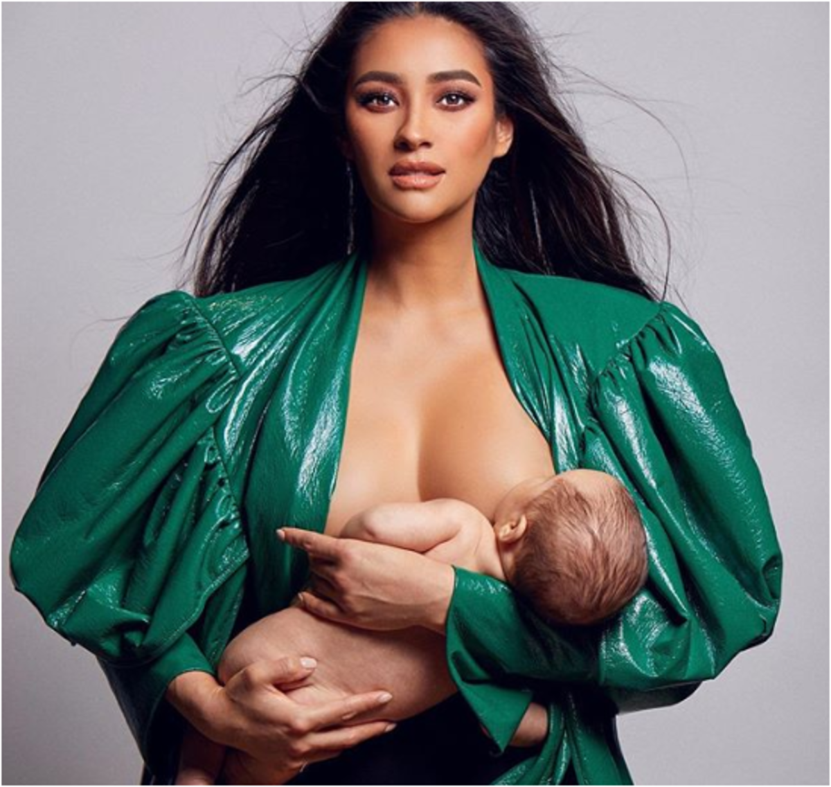 İşte annelik g&uuml;c&uuml;! TV yıldızı Shay Mitchell'in emzirme fotoğrafını milyonlarca kişi beğendi