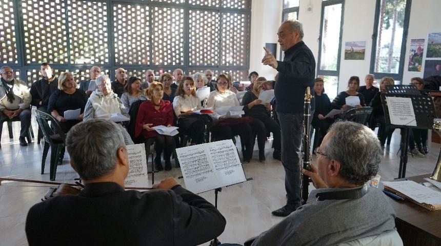 Mezitli&rsquo;deki Aktif Yaş Alma Merkezindeki T&uuml;rk sanat m&uuml;ziği korusuna her yaştan insan katılıyor