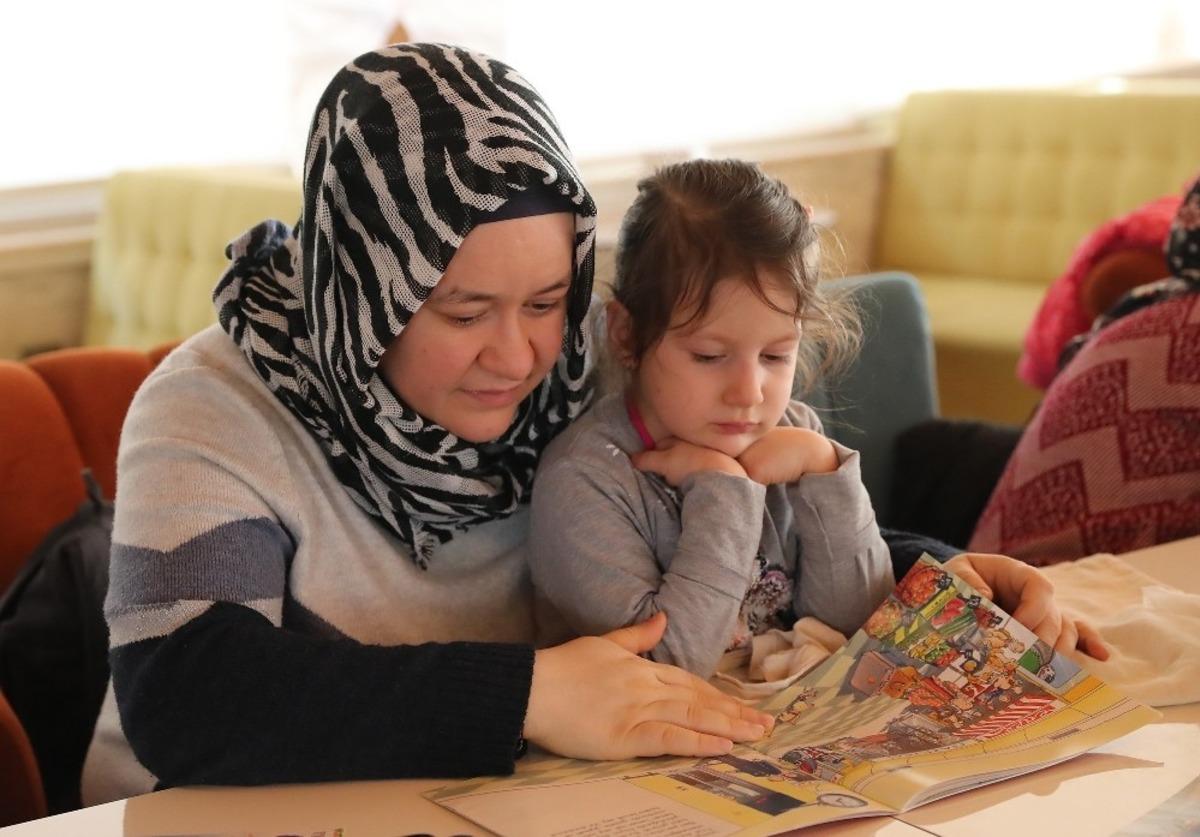 Anne babalar &ccedil;ocukları ile birlikte kitap okudu