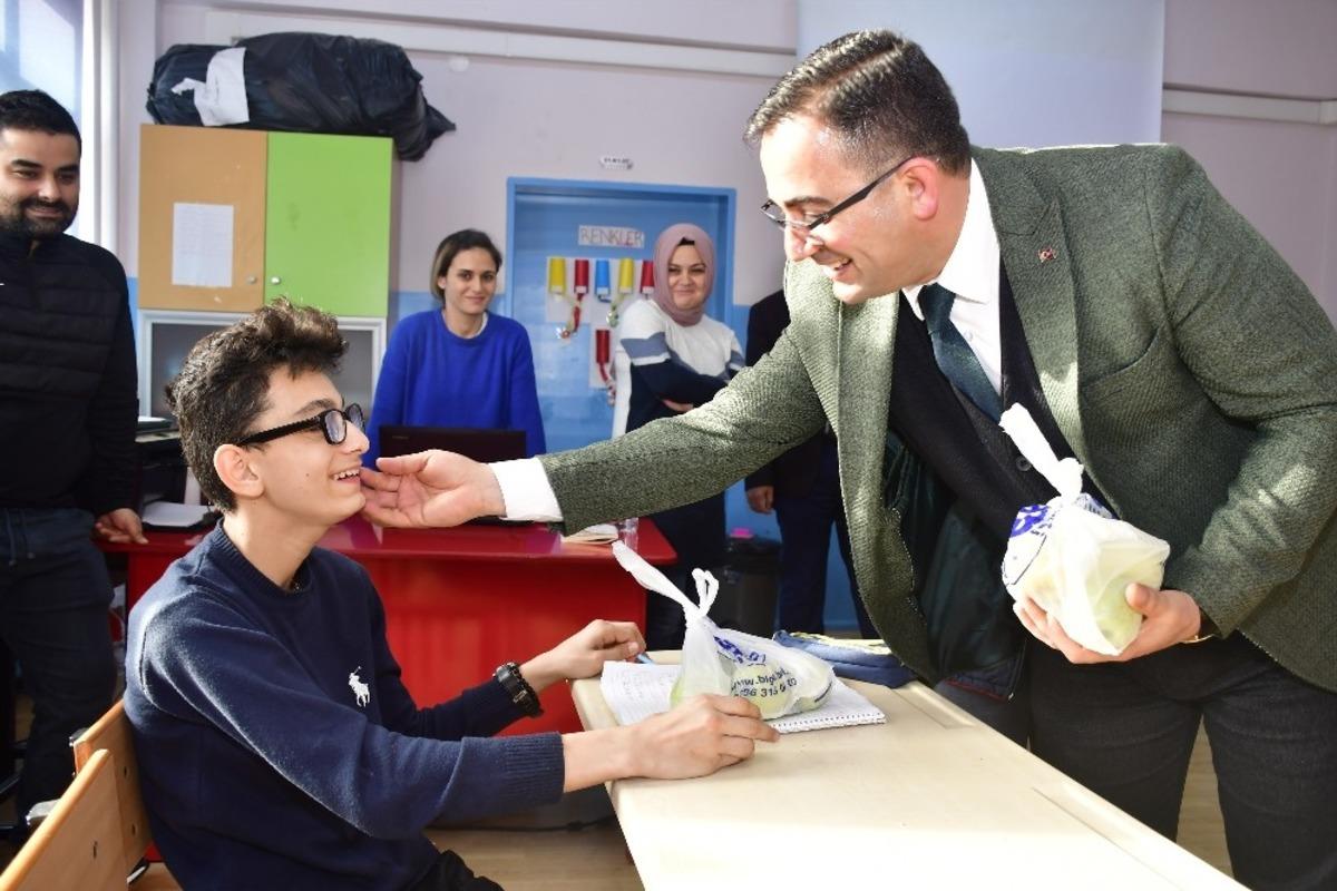 Biga Belediyesinden &ouml;ğrencilere elma ikramı
