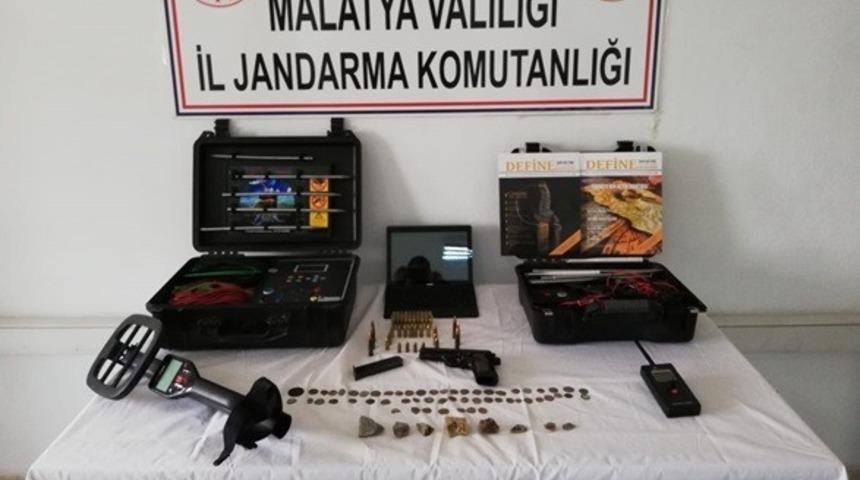 Tarihi eserler ve silah ele ge&ccedil;irildi