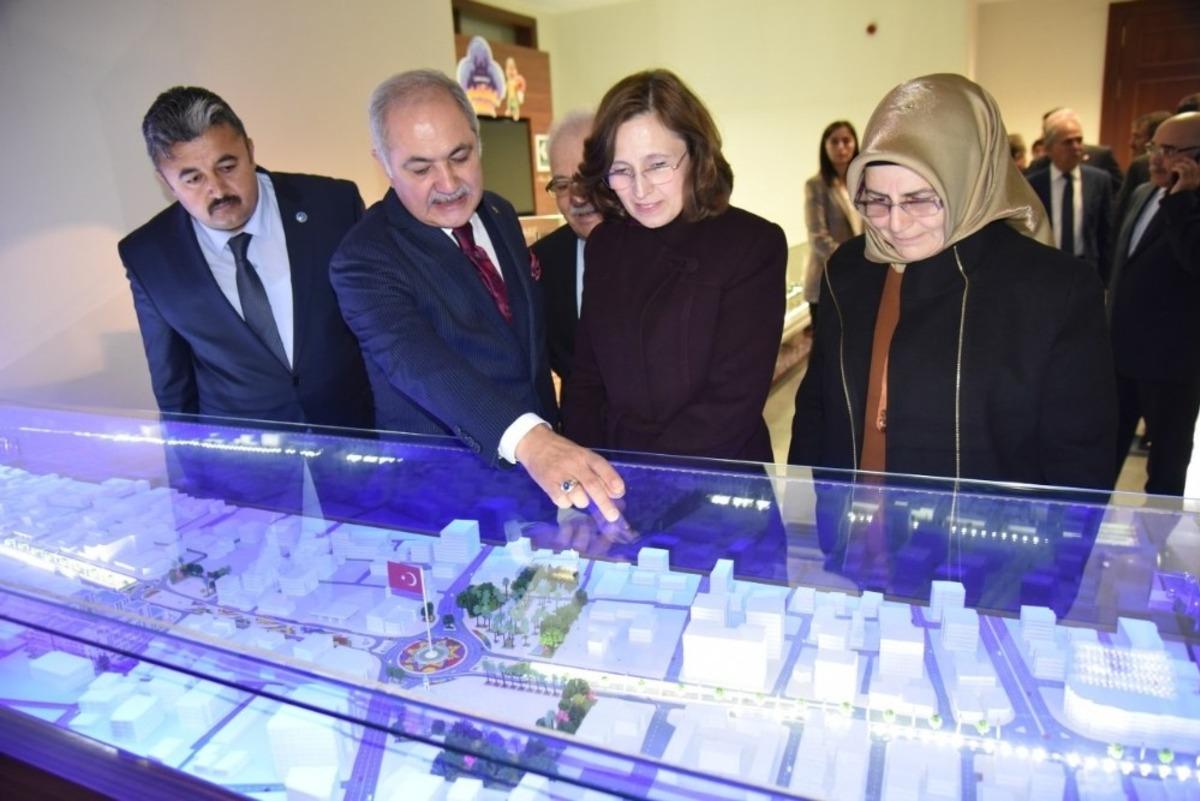 Kara: "Liderimize yaraşır ve yakışır hizmetler yapmaya &ccedil;alışıyoruz"