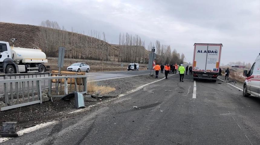 Tırla çarpışan otomobil su birikintisine düştü: 2 yaralı