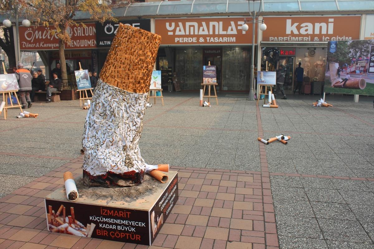 Bursa'da sigaranın &ccedil;evreye zararına "izmarit"ten heykelle dikkat &ccedil;ekildi