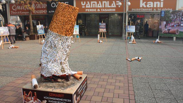 Bursa'da sigaranın çevreye zararına izmaritten heykelle dikkat çekildi