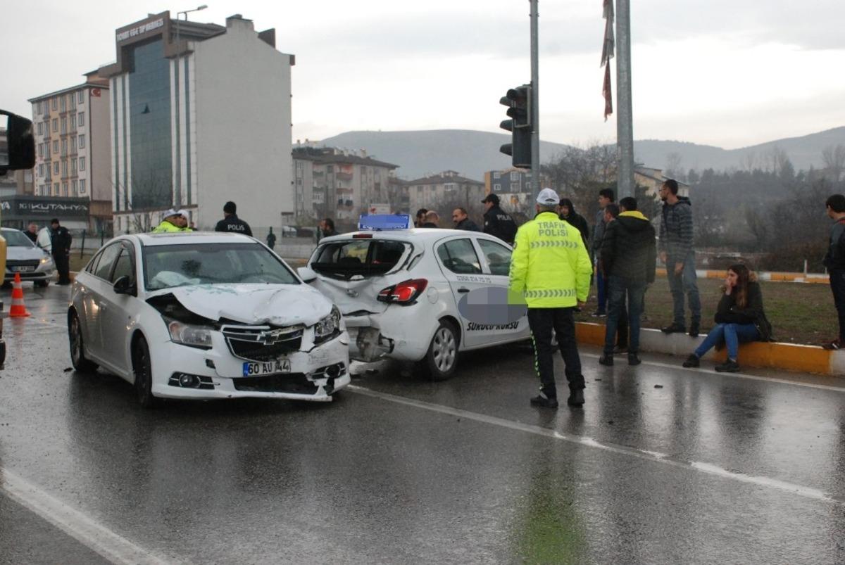 S&uuml;r&uuml;c&uuml; adayı eğitim s&uuml;r&uuml;ş&uuml;nde kaza ge&ccedil;irdi