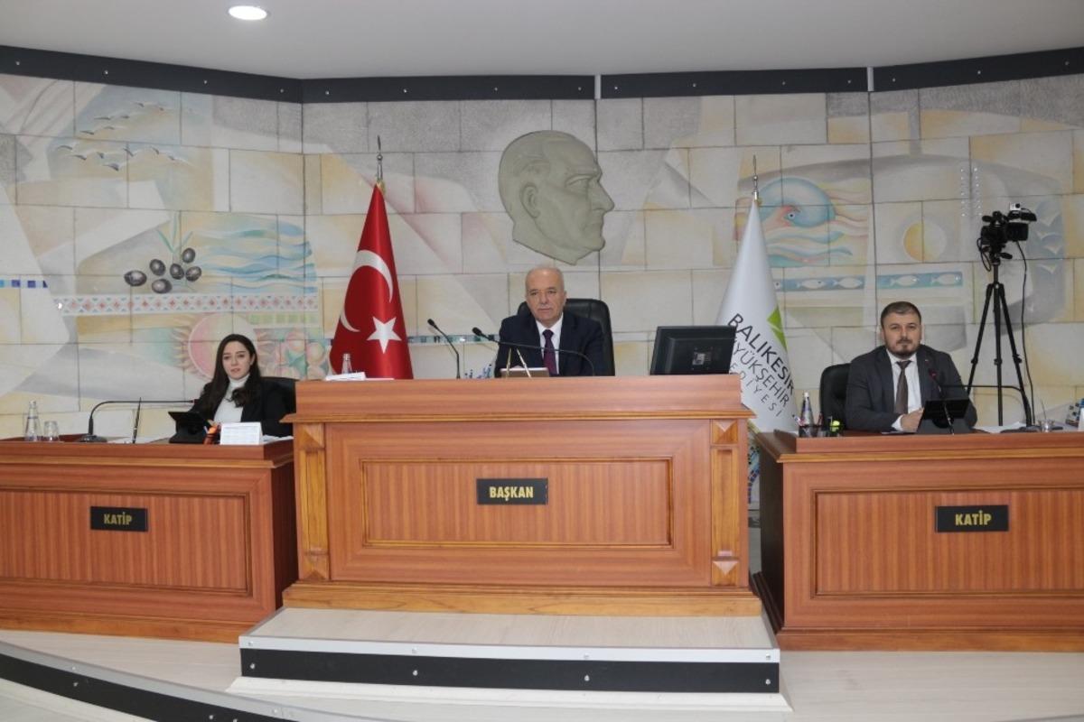 Meclisin g&uuml;ndemi deprem oldu