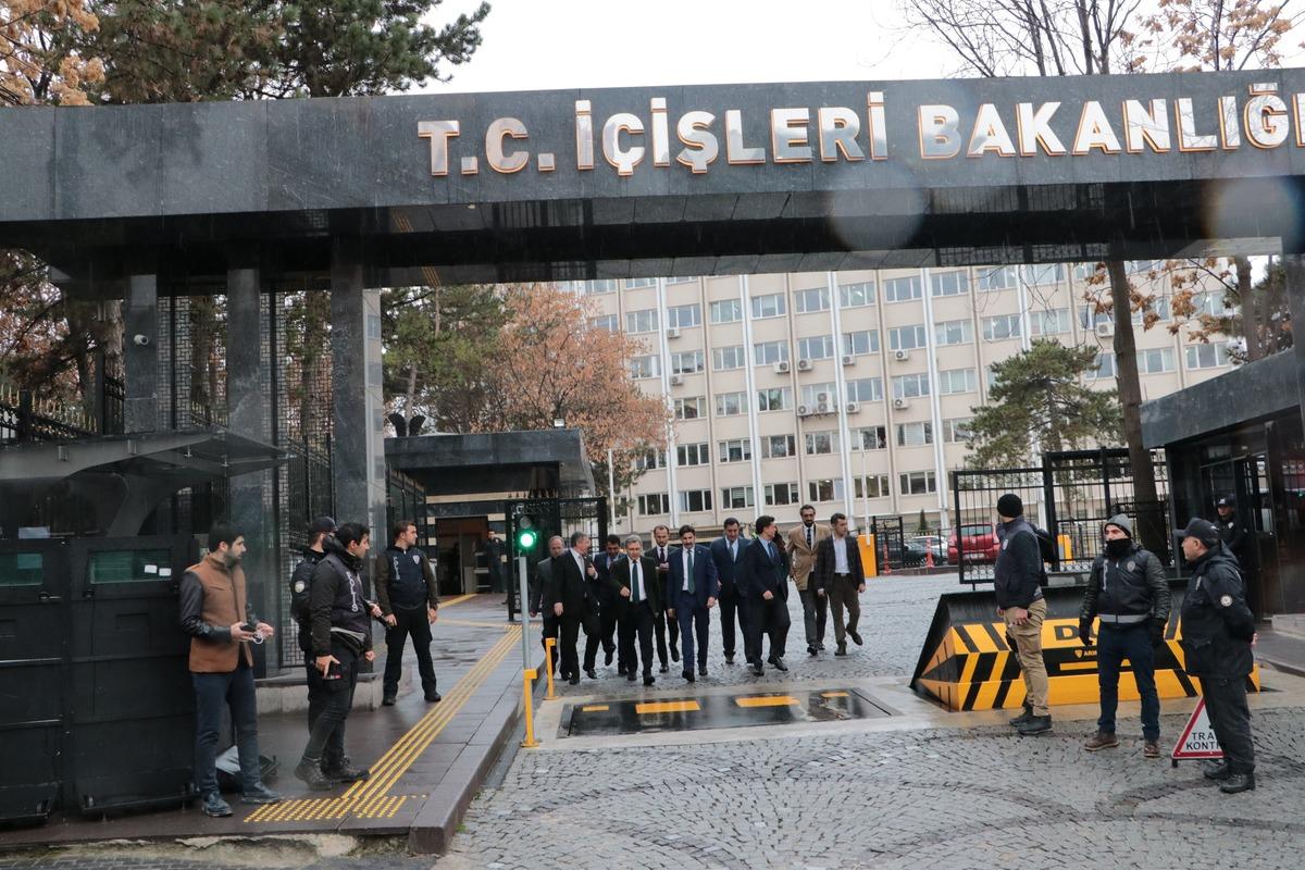 Kuruluş başvurusunu yapan Davutoğlu'nun ekibinden ilk a&ccedil;ıklama!