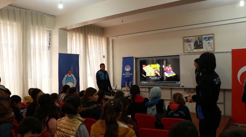 &Ouml;ğrencilere bilin&ccedil;li t&uuml;ketici semineri verildi