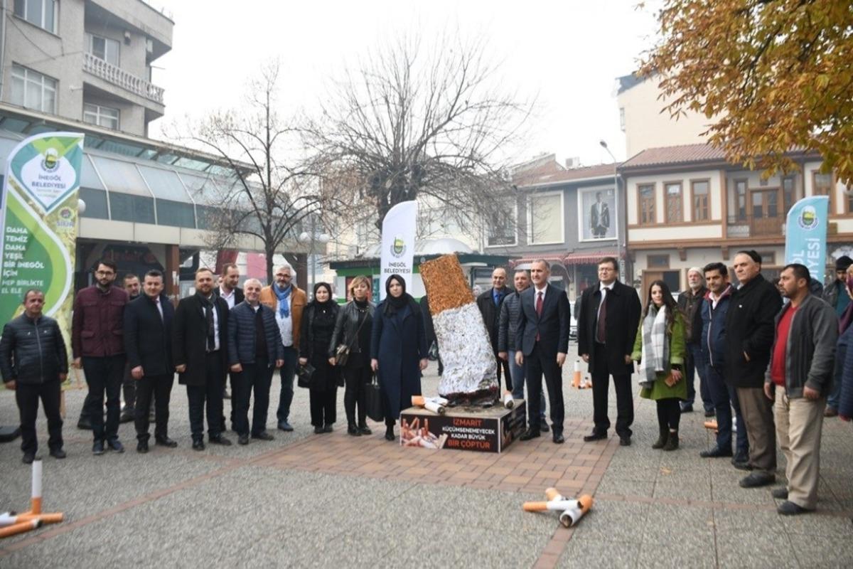 Dev izmaritlerle &ccedil;evre kirliliğe dikkat &ccedil;ektiler
