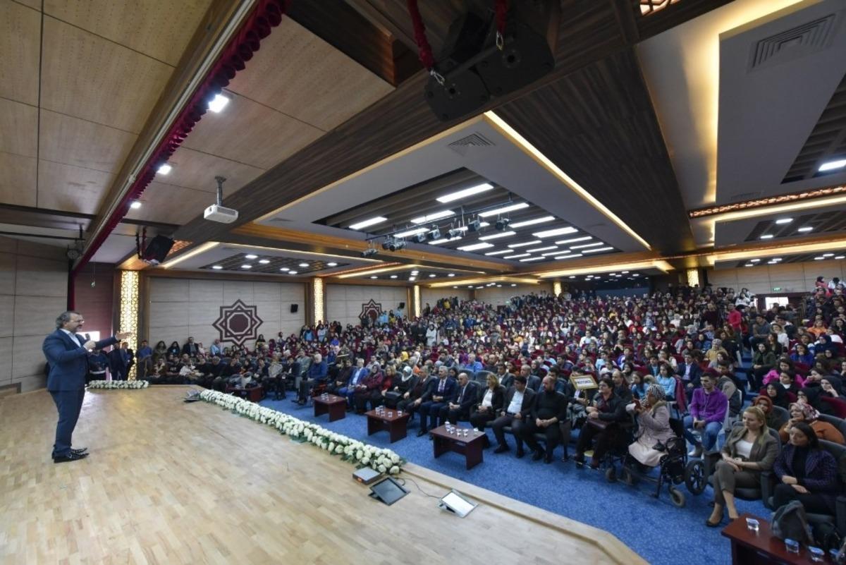 Eğitimci-Yazar Aslanhan&rsquo;dan &ouml;ğrencilere seminer