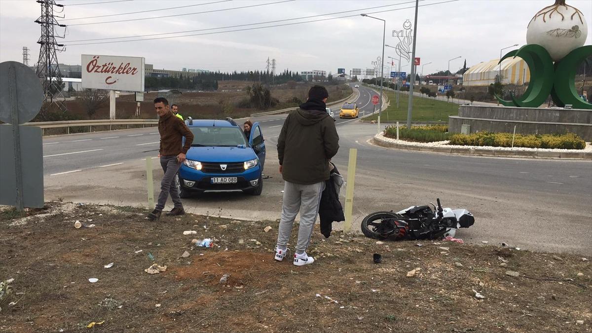 Bilecik'te otomobille &ccedil;arpışan motosikletin s&uuml;r&uuml;c&uuml;s&uuml; ağır yaralandı