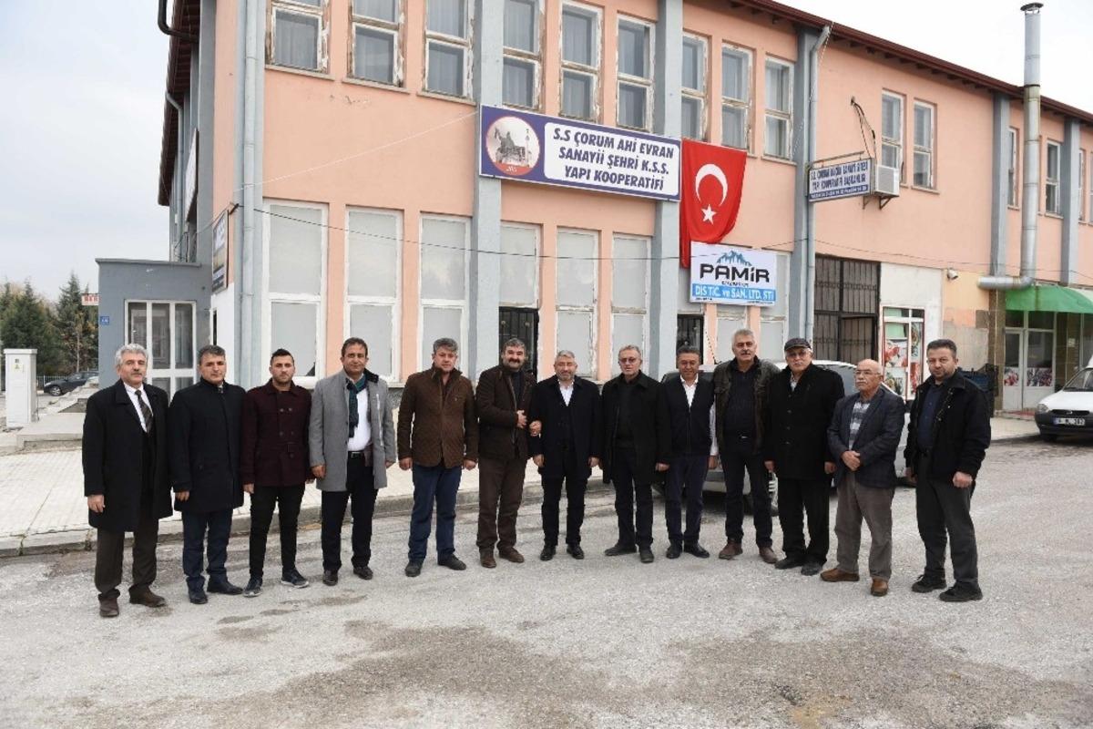 Asfalt &ccedil;alışmalarını incelemeyen Aşgın; &ldquo;Esnafımıza verdiğimiz s&ouml;zleri yerine getiriyoruz&rdquo;