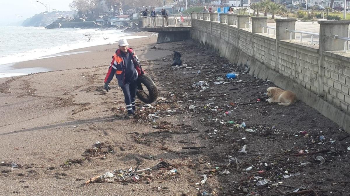 Ak&ccedil;akoca&rsquo;da sahilde ve yollarda temizlik &ccedil;alışmaları son hız devam ediyor