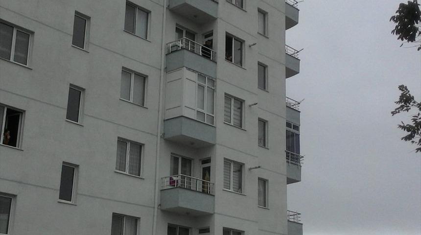 Polisten kaçıp pencereye çıkan zanlı, ikna edilerek gözaltına alındı