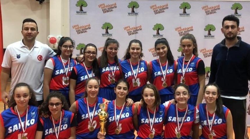 SANKO okulları Kurtuluş Kupası’nda aldı şampiyon oldu