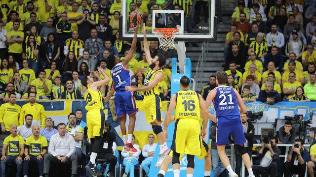 Euroleague'de Türk derbisinde gülen Anadolu Efes