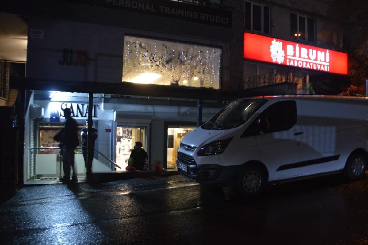 Beşiktaş&rsquo;ta kuaf&ouml;rde patlayan silah 1 kişiyi yaraladı