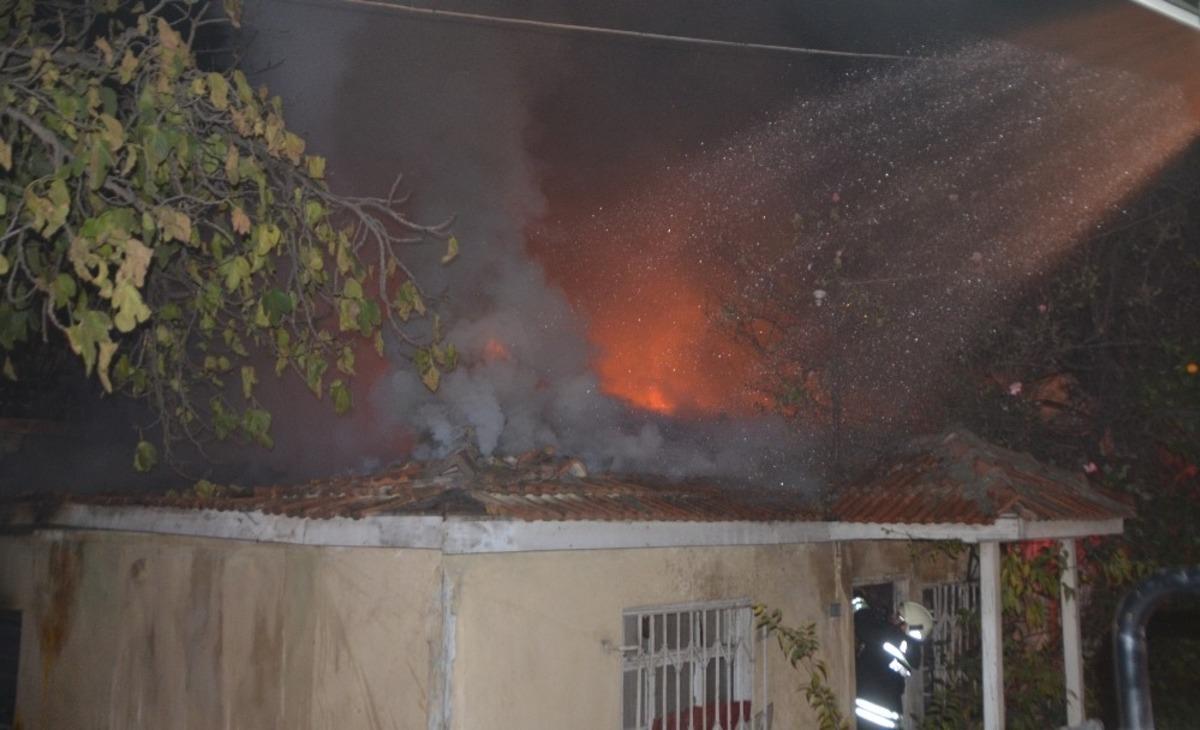 Tek katlı metruk binada &ccedil;ıkan yangın korkuttu