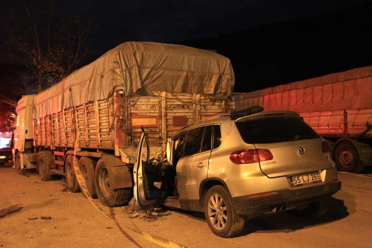 Samsun'da otomobil tır dorsesine &ccedil;arptı: 1 &ouml;l&uuml;