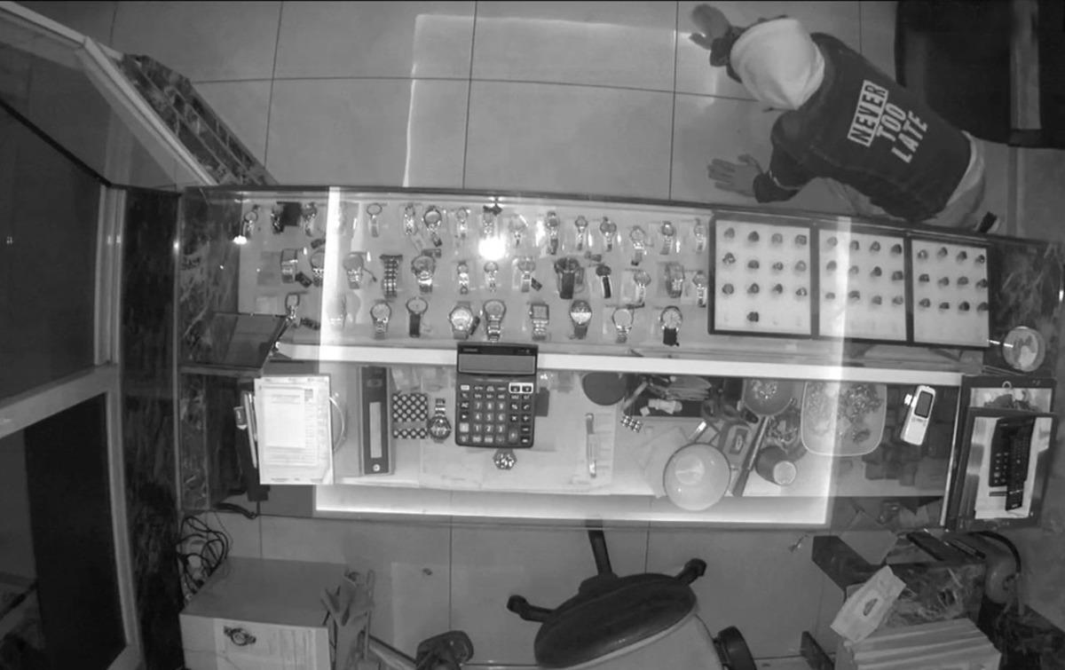 Kuyumcuya giren maskeli hırsız kamerada