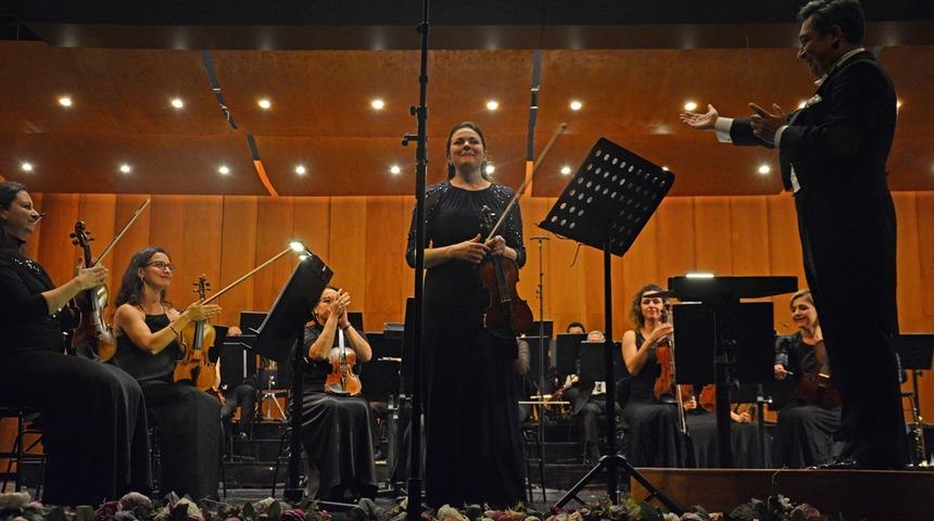 Bursa Bölge Devlet Senfoni Orkestrası, keman sanatçısı Tatiana Samouil'i ağırladı