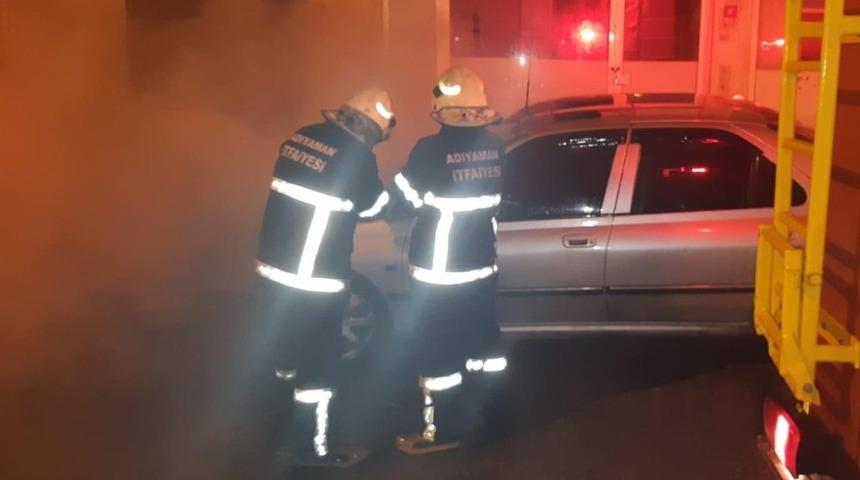 Park halindeki otomobil yandı