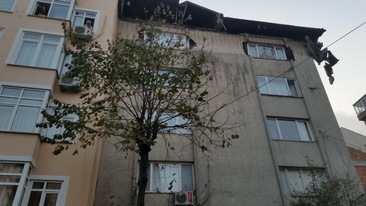 Son dakika! Şişli'de bir binanın &ccedil;atısı &ccedil;&ouml;kt&uuml;