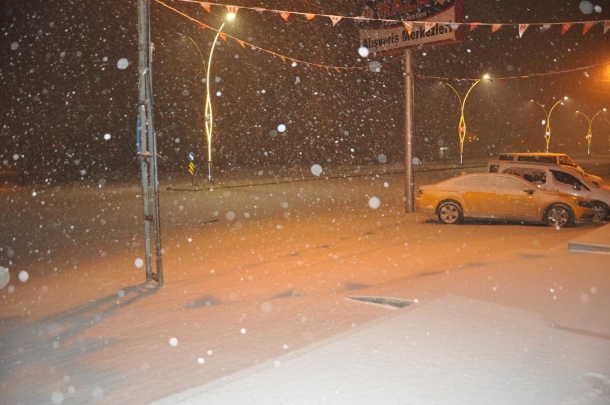 Y&uuml;ksekova&rsquo;da kar yağışı