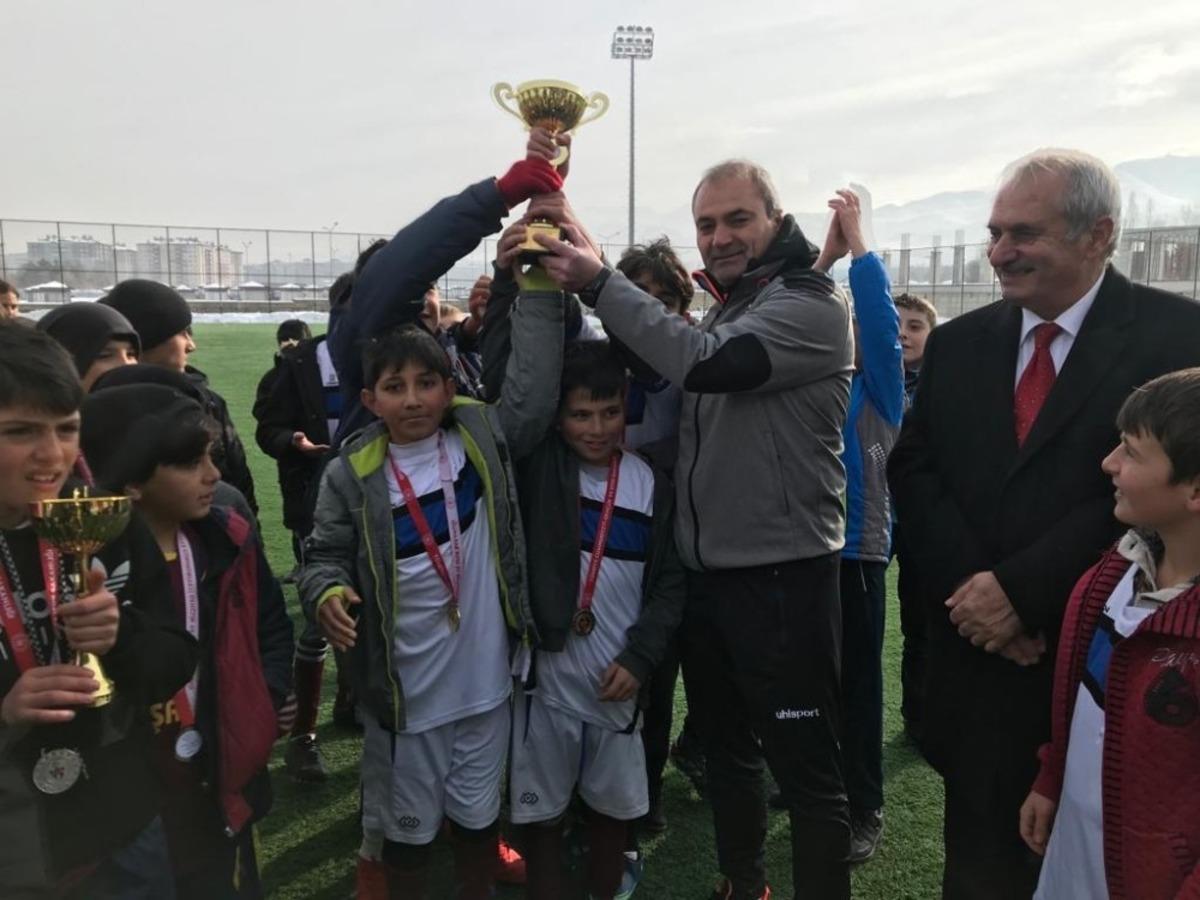 S&ouml;zeri kupa t&ouml;reninde