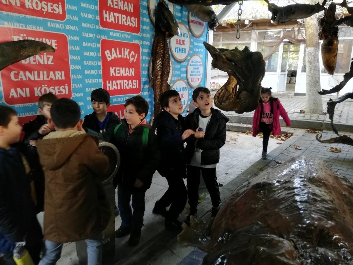 Ustasından &ccedil;ocuklara &lsquo;balık burger&rsquo; ikramı