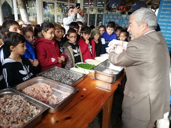 Ustasından çocuklara ‘balık burger’ ikramı G5