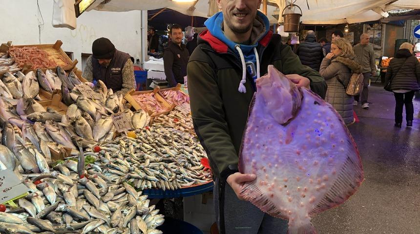  Rekor kıran kalkan balığı yok satıyor! 2 kilo 800 gramı 450 liraya alıcı buldu