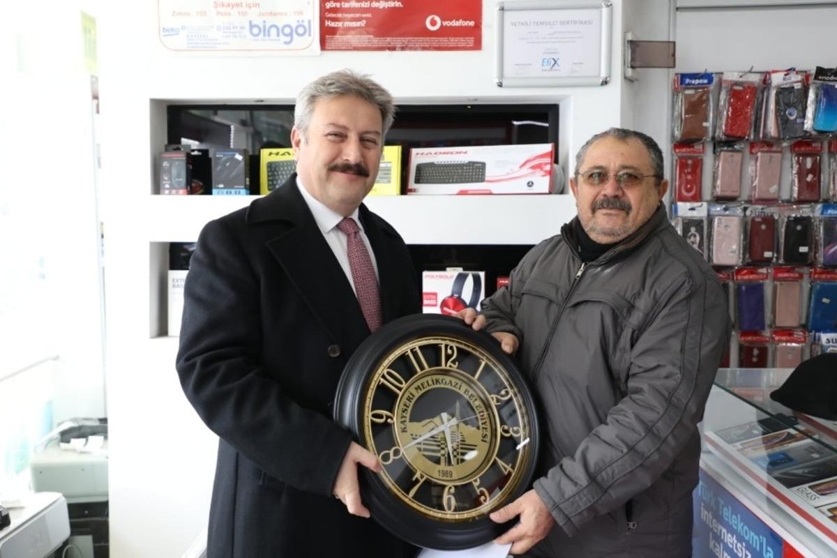 Başkan Palancıoğlu yeni esnafa iş yerinde ruhsat verdi