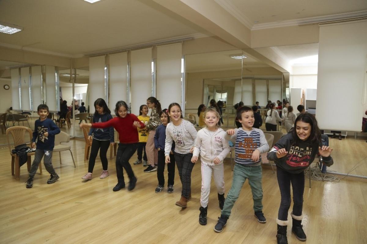 Efeler Belediyesi Şehir Tiyatrosu At&ouml;lyeleri start verdi